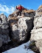 74 Scendiamo alla Baita Caduta passando su roccette